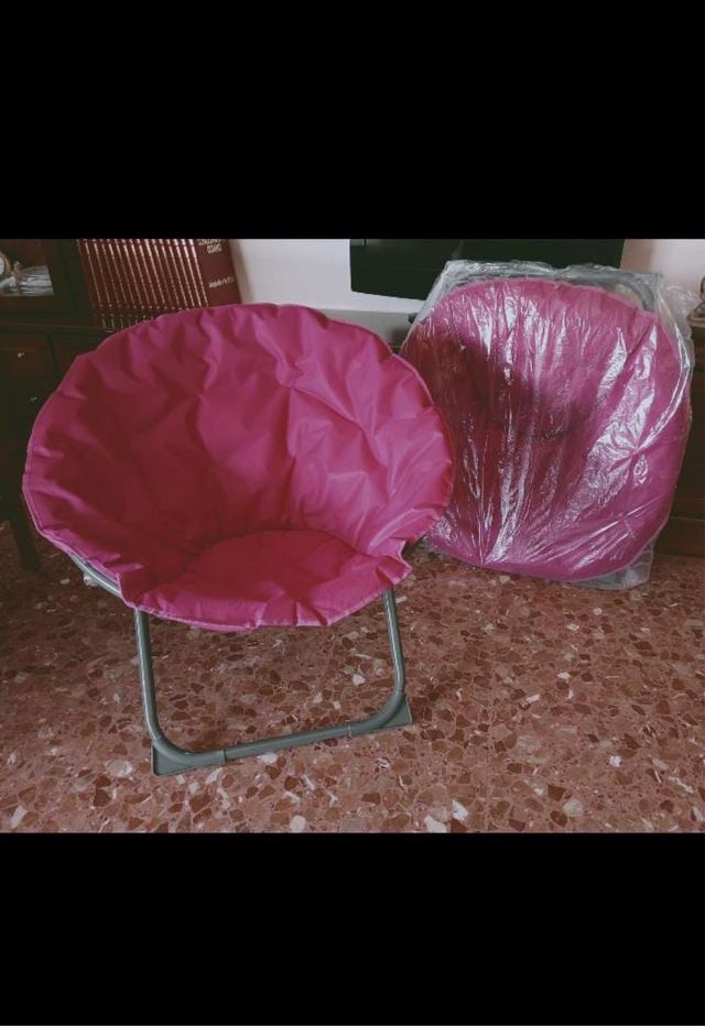 Sillas rosas acolchadas.