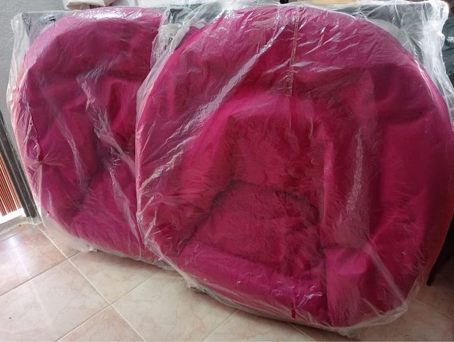 Sillas rosas acolchadas.