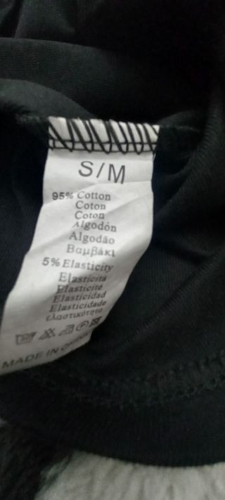 Camiseta negra con pedrería 