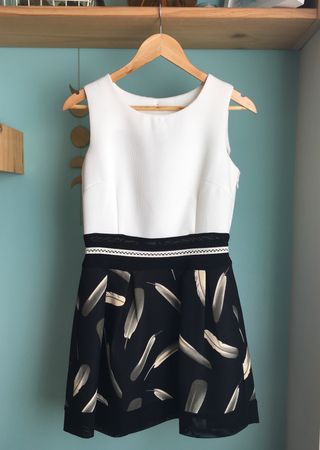 Vestido de fiesta blanco y negro con broche