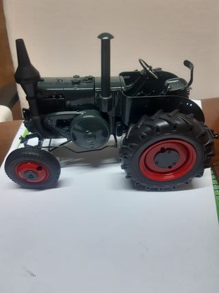 Maqueta tractor antiguo