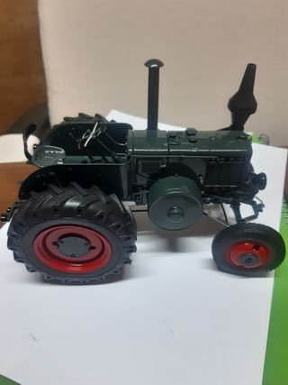 Maqueta tractor antiguo