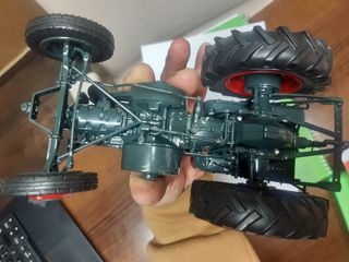 Maqueta tractor antiguo
