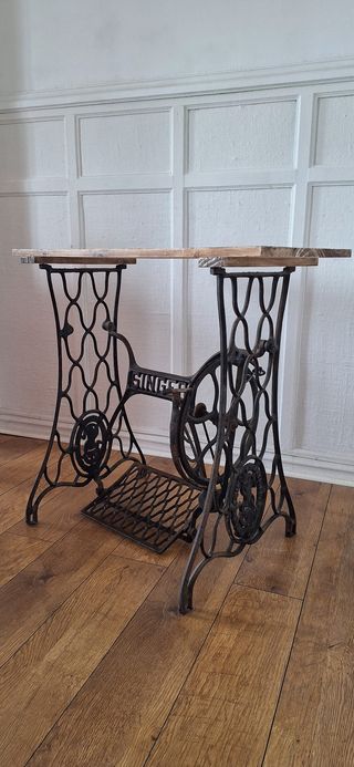 Mesa estilo vintage con base Singer antigua