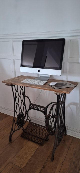 Mesa estilo vintage con base Singer antigua