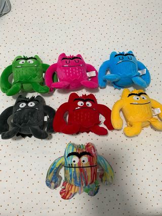 Peluches monstruos de colores