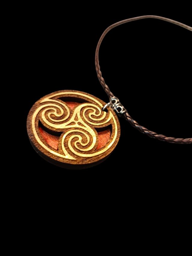 Collana Triskell, Triskelion, celtica