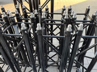Alquiler truss negro cuadrado para feria
