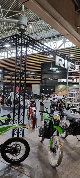 Alquiler truss negro cuadrado para feria
