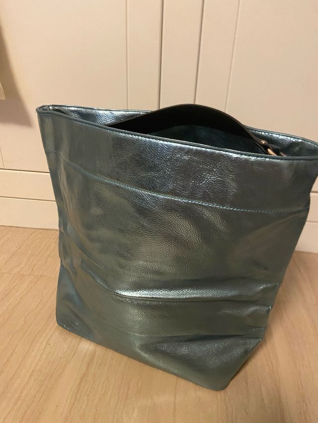 Estou a vender uma bolsa de ombro azul-prateado.
