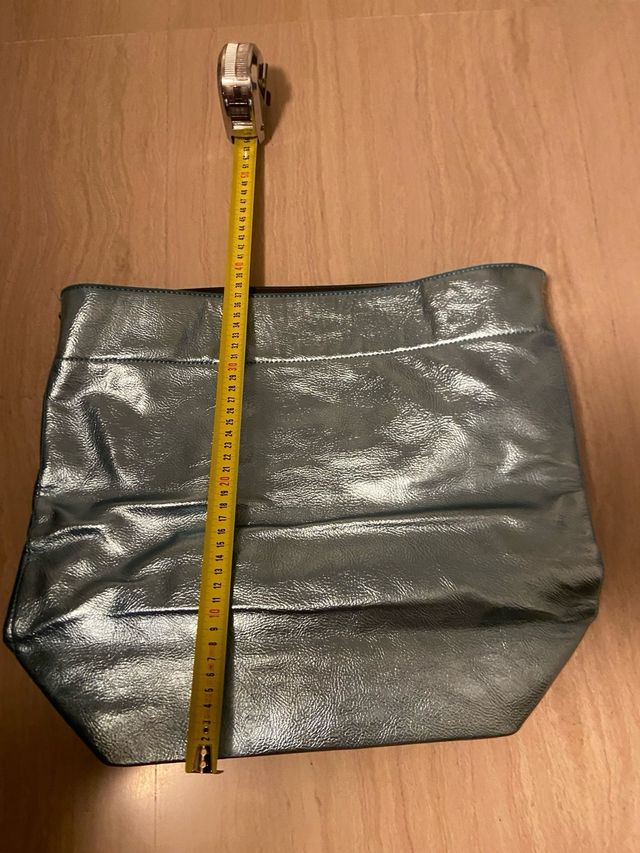 Estou a vender uma bolsa de ombro azul-prateado.