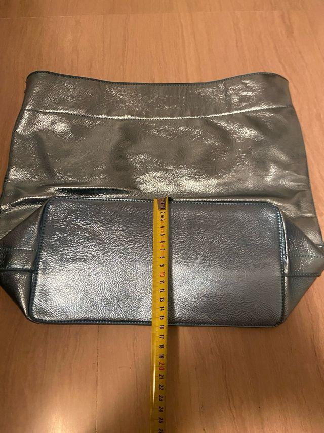 Estou a vender uma bolsa de ombro azul-prateado.