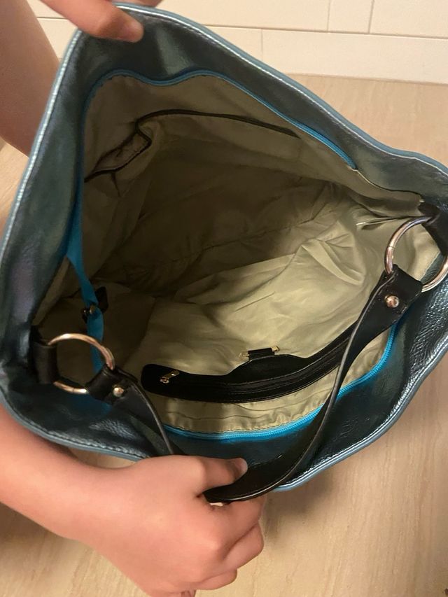 Estou a vender uma bolsa de ombro azul-prateado.