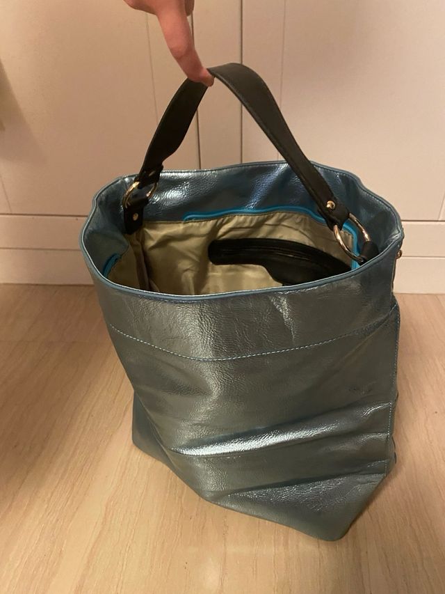 Estou a vender uma bolsa de ombro azul-prateado.