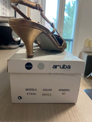 zapatos de tacón de piel marca aruba