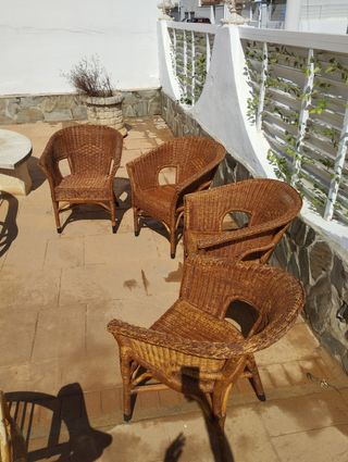 2 sillones giratorios de mimbre