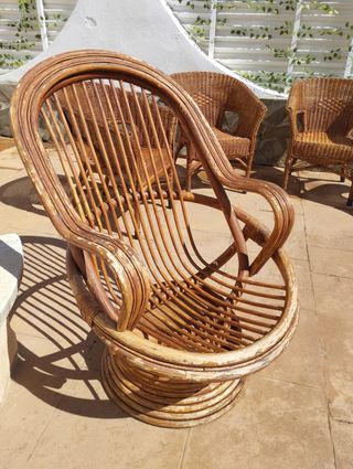 2 sillones giratorios de mimbre