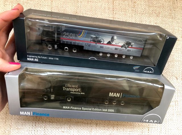 Dos maquetas de camiones semirremolque MAN 1/87