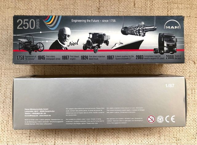 Dos maquetas de camiones semirremolque MAN 1/87