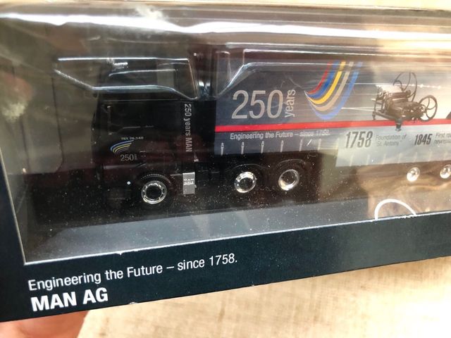 Dos maquetas de camiones semirremolque MAN 1/87