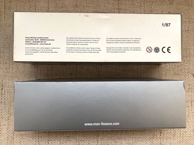 Dos maquetas de camiones semirremolque MAN 1/87