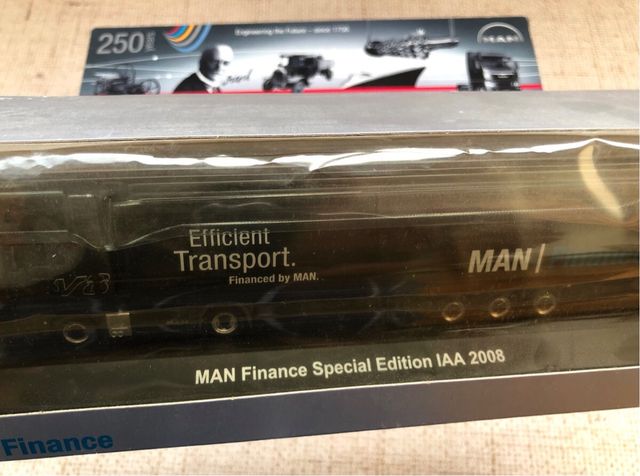 Dos maquetas de camiones semirremolque MAN 1/87