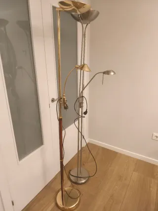 Lámpara de pie metálica moderna  – NUEVA