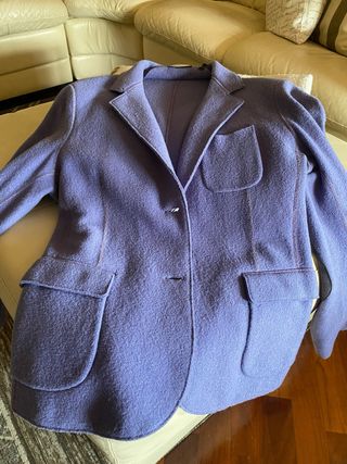 Blazer colore glicine pura lana sottolineo un piccolo difetto al collo!!! Ma il resto ottime condizioni