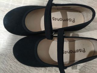 Merceditas niña, negras talla 29.
Nuevas. 