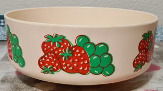 Ciotola e piatti di plastica. Ideali per pic nic