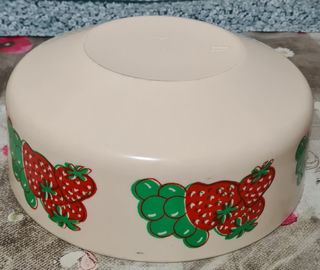 Ciotola e piatti di plastica. Ideali per pic nic