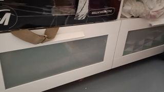 Mueble bajo IKEA blanco con puertas de cristal