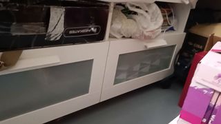 Mueble bajo IKEA blanco con puertas de cristal