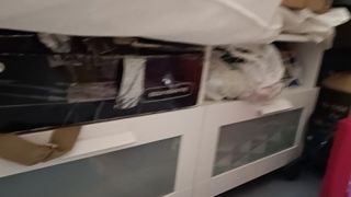 Mueble bajo IKEA blanco con puertas de cristal