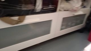 Mueble bajo IKEA blanco con puertas de cristal