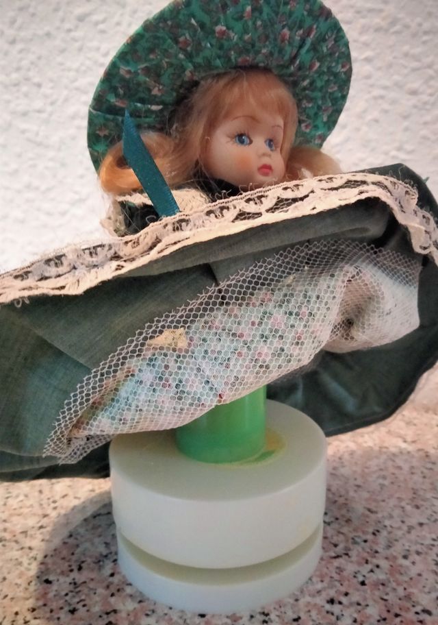 MUÑECA VINTAGE DECORATIVA.