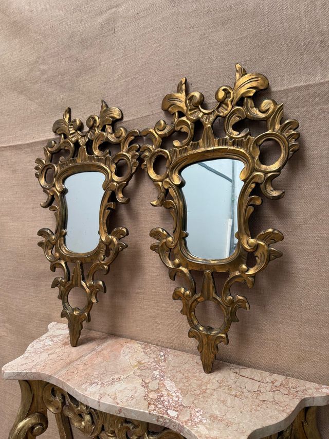 Pareja de cornucopias talladas en madera