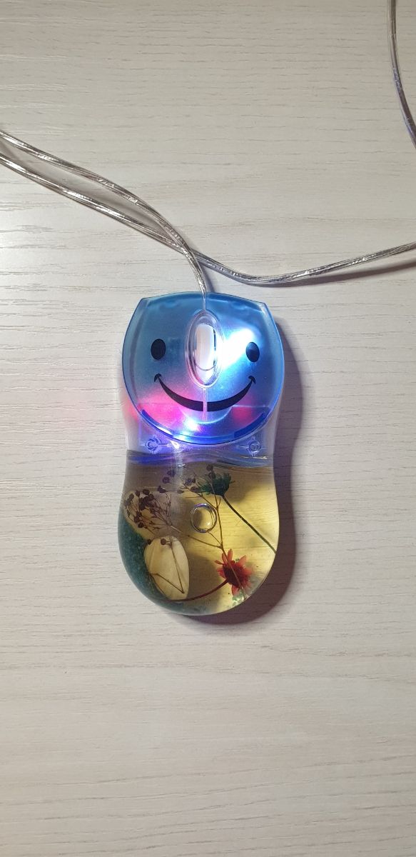 Mouse con filo contenente acqua e luci