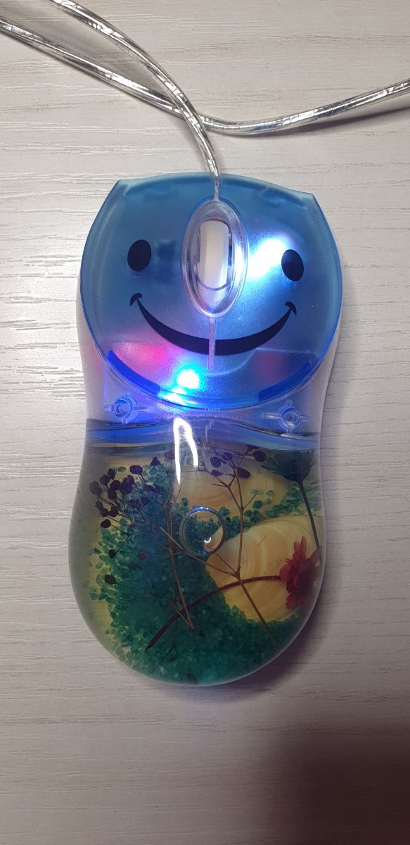 Mouse con filo contenente acqua e luci