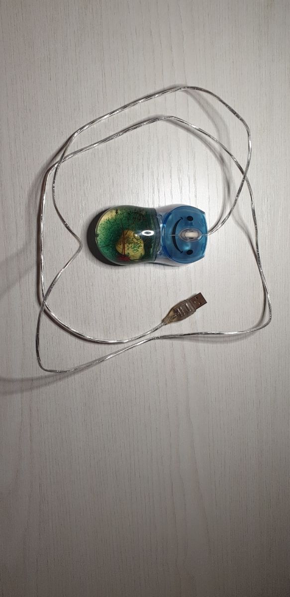 Mouse con filo contenente acqua e luci