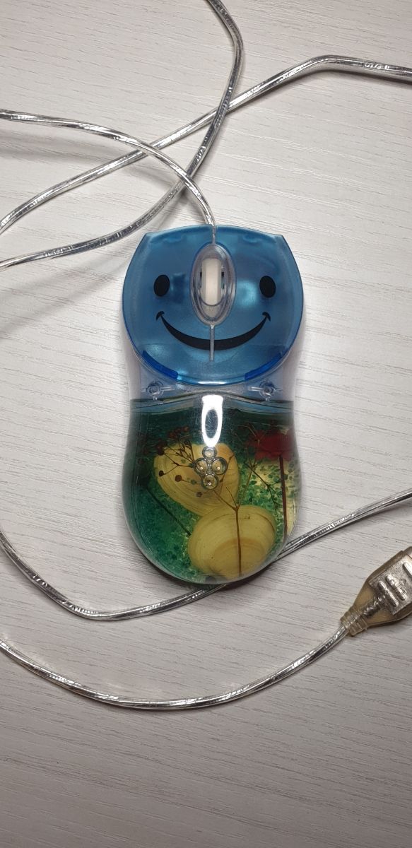 Mouse con filo contenente acqua e luci