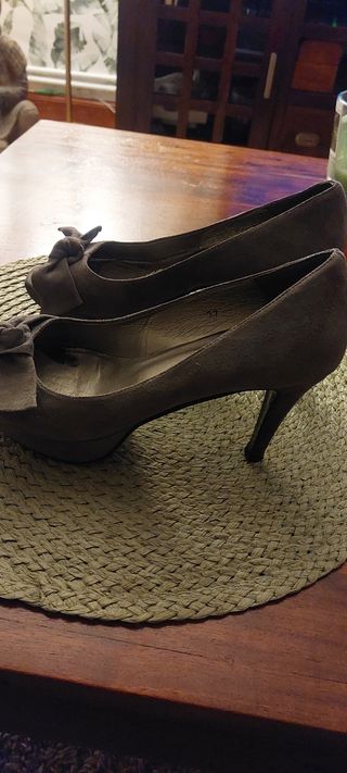 Zapatos abiertos con tacón 