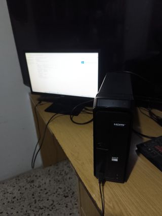Ordenador con monitor de sobremesa basico.