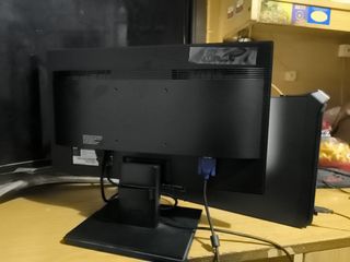 Ordenador con monitor de sobremesa basico.