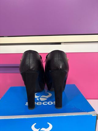 Botines negros de tacón