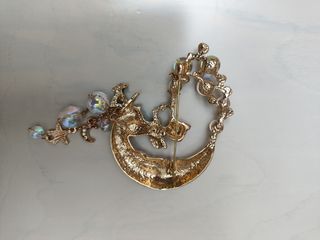 Broche de acero y nácar.