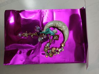 Broche de acero y nácar.