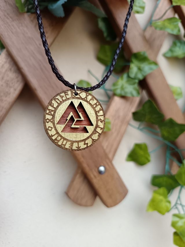 Collana vichinga, Valknut in legno