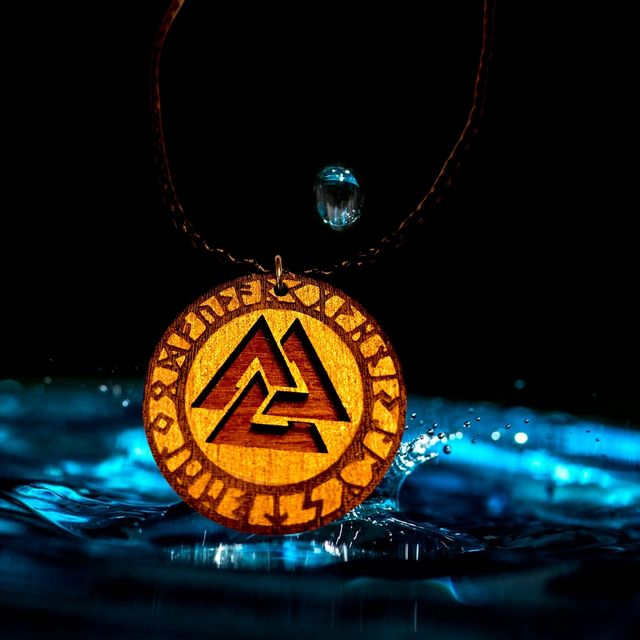 Collana vichinga, Valknut in legno