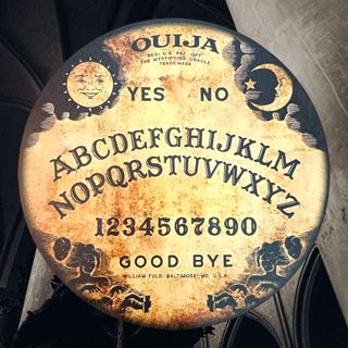 Tavola Ouija in legno, esoterismo